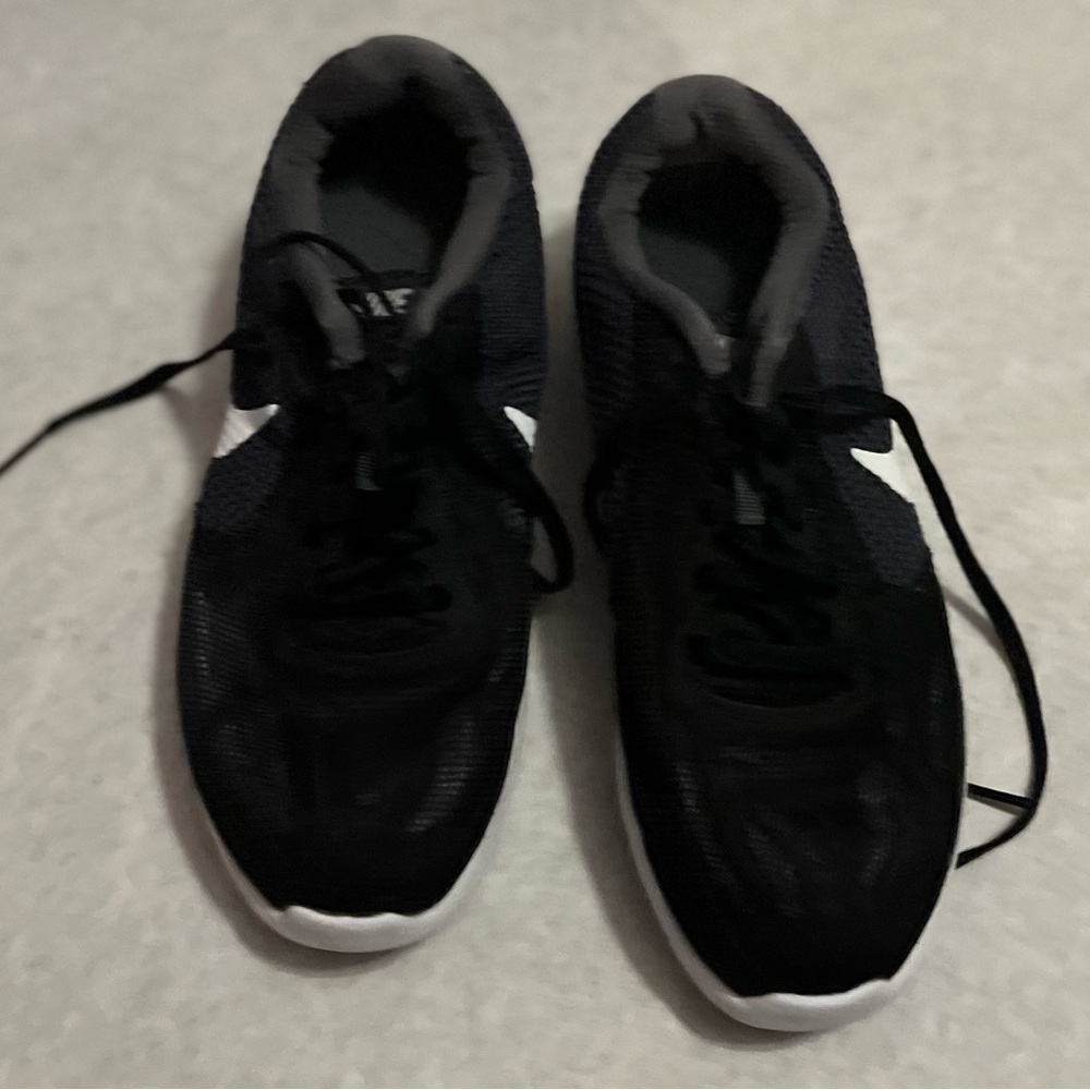 Nike Revolution‎ 3 819302-001 women’s size 8 black running sneaker